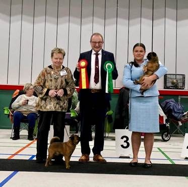 En bild som visar klädsel, person, fotbeklädnader, leende
AI-genererat innehåll kan vara felaktigt.