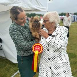 En bild som visar person, klädsel, utomhus, gräs
AI-genererat innehåll kan vara felaktigt.