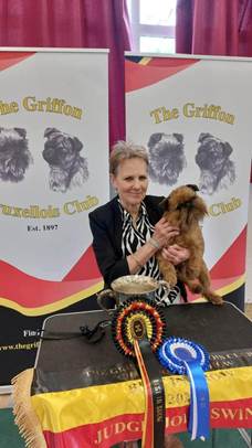 En bild som visar klädsel, Människoansikte, person, text
AI-genererat innehåll kan vara felaktigt.