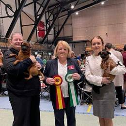 En bild som visar klädsel, person, fotbeklädnader, leende
AI-genererat innehåll kan vara felaktigt.