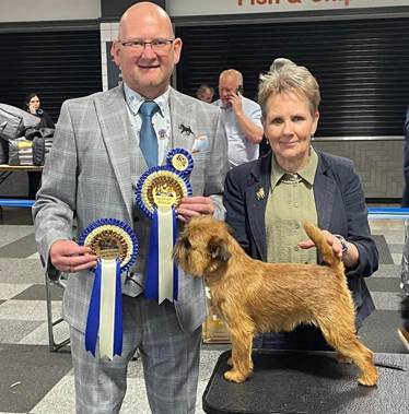 En bild som visar person, klädsel, person, Hundras
Automatiskt genererad beskrivning