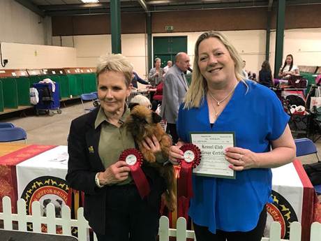 En bild som visar person, klädsel, leende, Människoansikte
Automatiskt genererad beskrivning