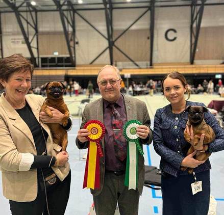 En bild som visar klädsel, person, leende, Människoansikte
Automatiskt genererad beskrivning