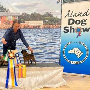 En bild som visar utomhus, klädsel, text, vatten
Automatiskt genererad beskrivning