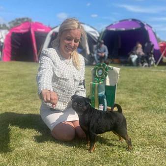 En bild som visar gräs, utomhus, person, himmel
Automatiskt genererad beskrivning